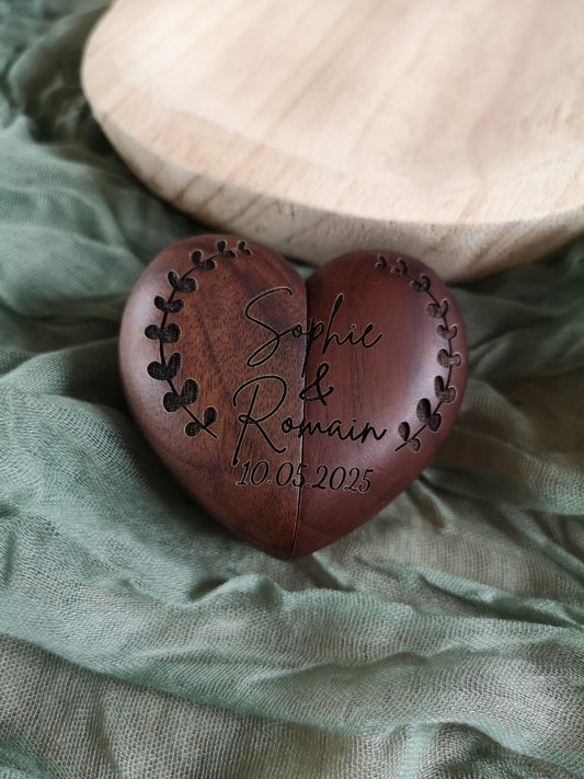 Boîte à alliances en bois personnalisée en forme de cœur