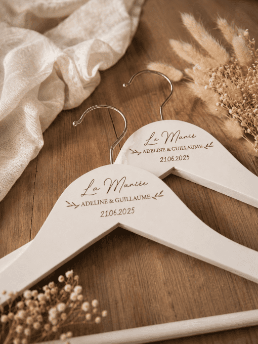 Duo cintres personnalisés "La mariée" et "Le marié"