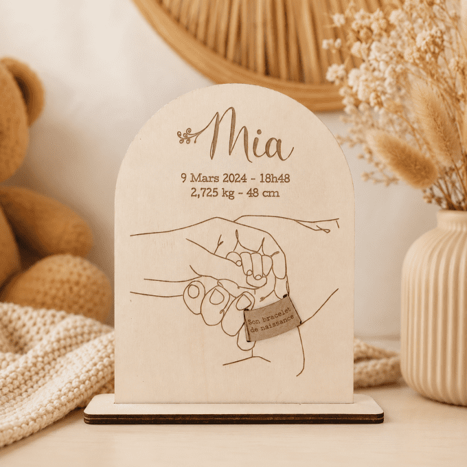 Support en bois porte bracelet de naissance personnalisé