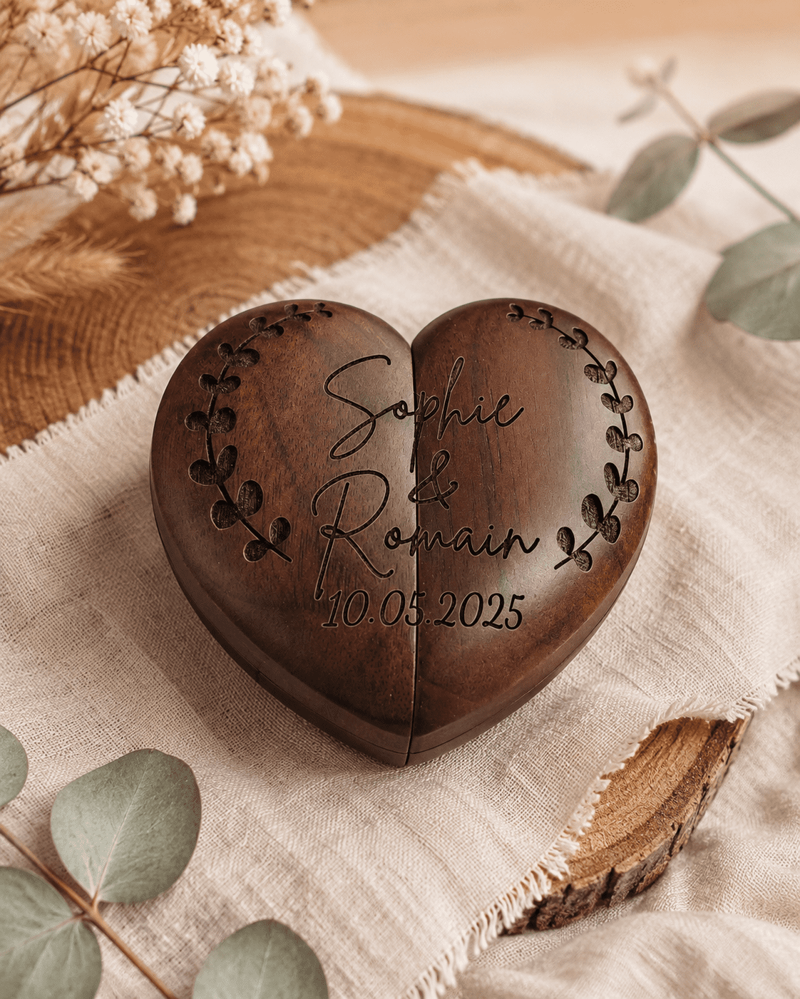 Boîte à alliances en bois personnalisée en forme de cœur