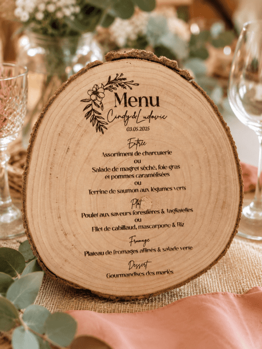 menu personnalisé sur rondin de bois - mariage thème champêtre