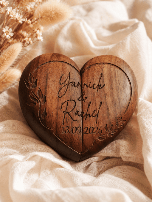 Boîte à alliances en bois personnalisée en forme de cœur